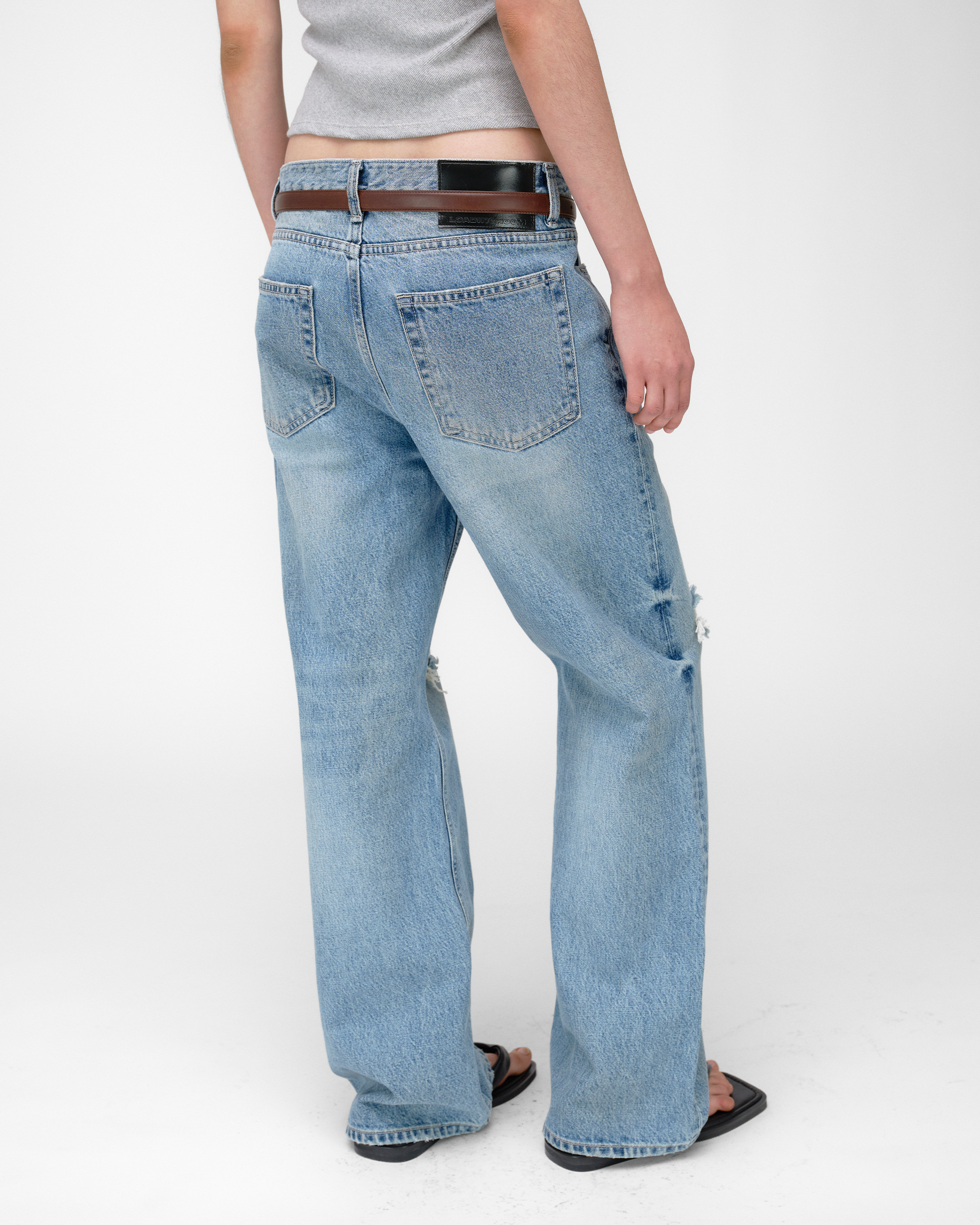 DAMAGED STRAIGHT JEANS